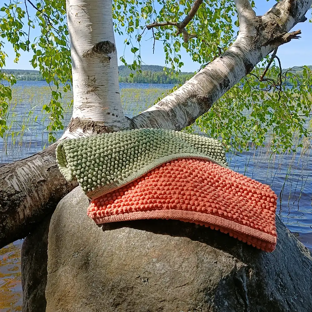 Olivia kylpyhuonematto koralli ja vihreä Kesäkodin värikäs sisustus